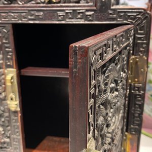 A small Chinese carved wooden 'dragon' cabinet, Republic — 照片 89