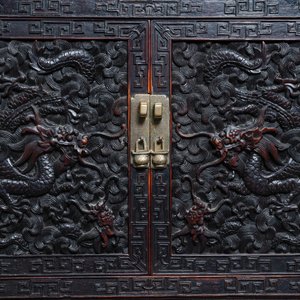 A small Chinese carved wooden 'dragon' cabinet, Republic — 照片 9