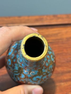 A small Chinese cloisonné 'lotus scroll' bottle vase, Qianlong mark and of the period — 照片 4