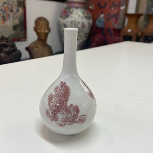 A small Chinese copper-red bottle vase with Buddhist lions, Kangxi — photo 11