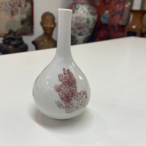 A small Chinese copper-red bottle vase with Buddhist lions, Kangxi — photo 9