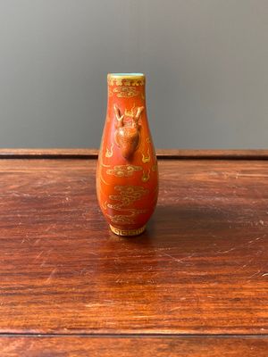 A small Chinese coral-ground 'hu' vase with gilt 'dragon and phoenix' design, Qianlong mark, Qing — photo 2