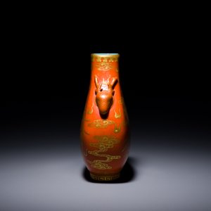 A small Chinese coral-ground 'hu' vase with gilt 'dragon and phoenix' design, Qianlong mark, Qing — photo 2