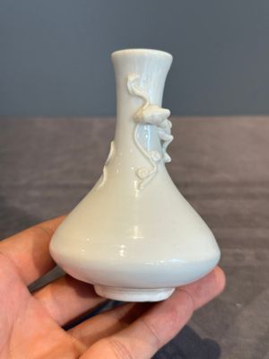 A small Chinese Dehua blanc de Chine 'dragon' bottle vase, Kangxi — photo 1