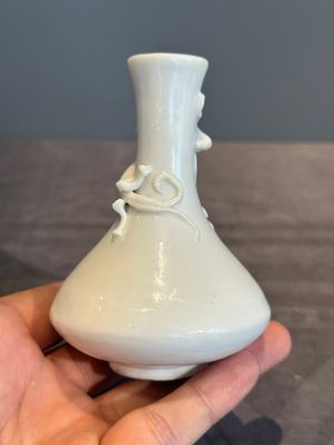 A small Chinese Dehua blanc de Chine 'dragon' bottle vase, Kangxi — photo 2