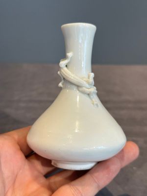 A small Chinese Dehua blanc de Chine 'dragon' bottle vase, Kangxi — photo 3