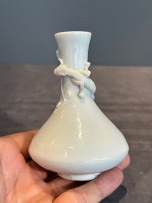 A small Chinese Dehua blanc de Chine 'dragon' bottle vase, Kangxi — photo 4
