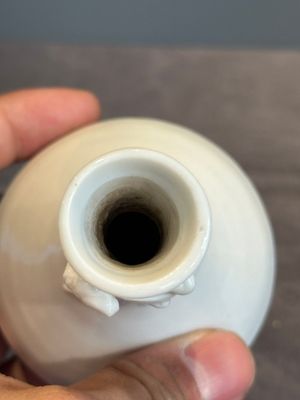 A small Chinese Dehua blanc de Chine 'dragon' bottle vase, Kangxi — photo 5