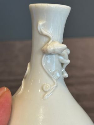 A small Chinese Dehua blanc de Chine 'dragon' bottle vase, Kangxi — photo 6