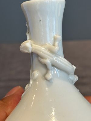 A small Chinese Dehua blanc de Chine 'dragon' bottle vase, Kangxi — photo 7