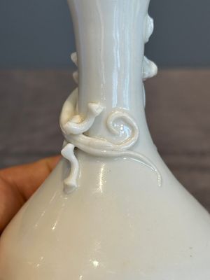 A small Chinese Dehua blanc de Chine 'dragon' bottle vase, Kangxi — photo 8
