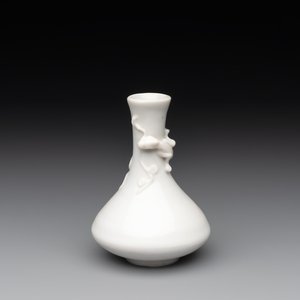 A small Chinese Dehua blanc de Chine 'dragon' bottle vase, Kangxi — photo 1