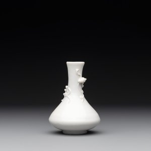 A small Chinese Dehua blanc de Chine 'dragon' bottle vase, Kangxi — photo 2