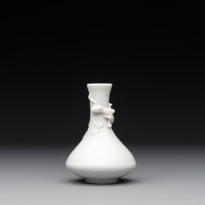 A small Chinese Dehua blanc de Chine 'dragon' bottle vase, Kangxi — photo 3