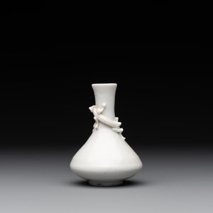 A small Chinese Dehua blanc de Chine 'dragon' bottle vase, Kangxi — photo 4