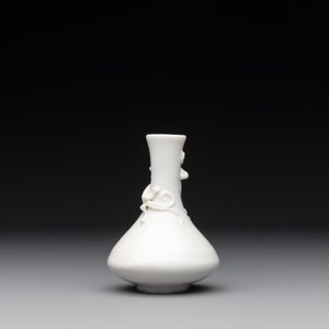 A small Chinese Dehua blanc de Chine 'dragon' bottle vase, Kangxi — photo 5
