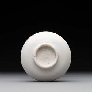 A small Chinese Dehua blanc de Chine 'dragon' bottle vase, Kangxi — photo 7