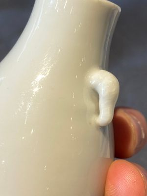 A small Chinese Dehua blanc de Chine elephant-handled 'hu' vase, 18th C. — photo 9
