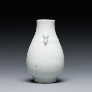 A small Chinese Dehua blanc de Chine elephant-handled 'hu' vase, 18th C. — photo 3