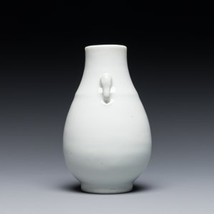A small Chinese Dehua blanc de Chine elephant-handled 'hu' vase, 18th C. — photo 5