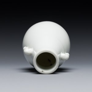 A small Chinese Dehua blanc de Chine elephant-handled 'hu' vase, 18th C. — photo 6