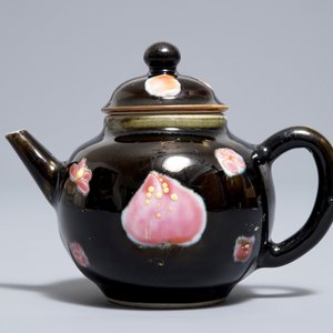 A small Chinese famille rose black ground teapot and cover, Yongzheng/Qianlong — photo 2