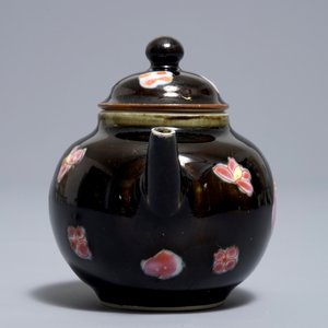 A small Chinese famille rose black ground teapot and cover, Yongzheng/Qianlong — photo 3