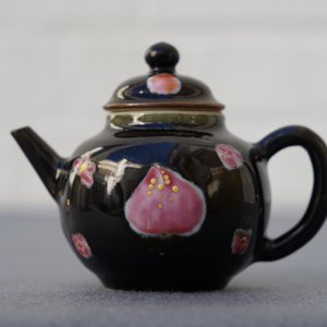 A small Chinese famille rose black ground teapot and cover, Yongzheng/Qianlong — photo 8