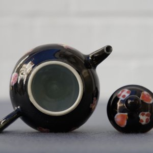 A small Chinese famille rose black ground teapot and cover, Yongzheng/Qianlong — photo 10