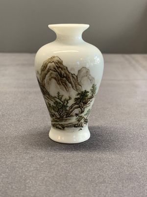 A small Chinese famille rose eggshell 'landscape' vase, Yongzheng mark, 20th C. — foto 3