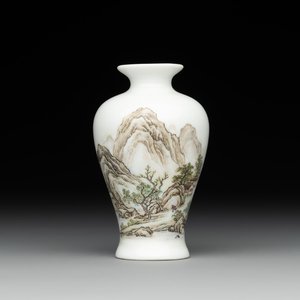 A small Chinese famille rose eggshell 'landscape' vase, Yongzheng mark, 20th C. — foto 1