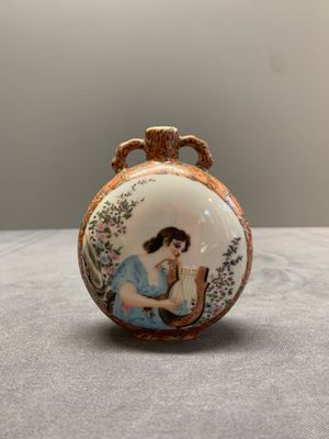A small Chinese famille rose 'faux-marbre' and 'European subject' moonflask, Qianlong mark, 20th C. — photo 1