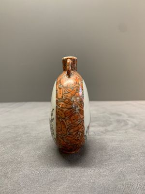 A small Chinese famille rose 'faux-marbre' and 'European subject' moonflask, Qianlong mark, 20th C. — photo 2