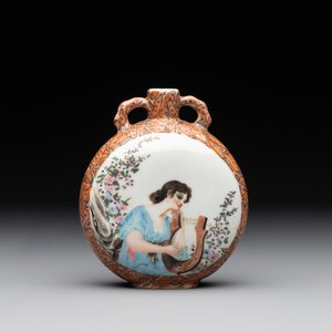 A small Chinese famille rose 'faux-marbre' and 'European subject' moonflask, Qianlong mark, 20th C. — photo 1