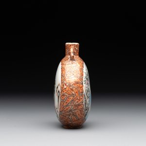 A small Chinese famille rose 'faux-marbre' and 'European subject' moonflask, Qianlong mark, 20th C. — photo 2