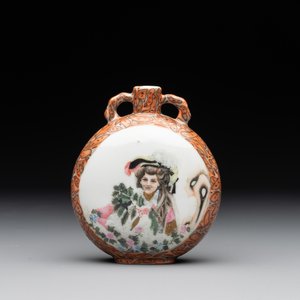 A small Chinese famille rose 'faux-marbre' and 'European subject' moonflask, Qianlong mark, 20th C. — photo 3