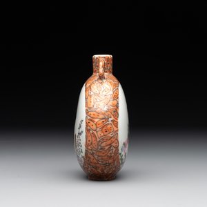 A small Chinese famille rose 'faux-marbre' and 'European subject' moonflask, Qianlong mark, 20th C. — photo 4