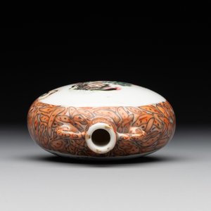 A small Chinese famille rose 'faux-marbre' and 'European subject' moonflask, Qianlong mark, 20th C. — photo 5
