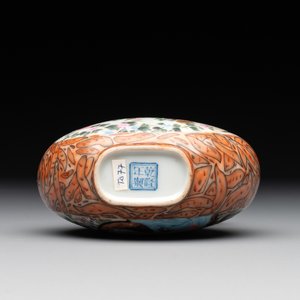 A small Chinese famille rose 'faux-marbre' and 'European subject' moonflask, Qianlong mark, 20th C. — photo 6