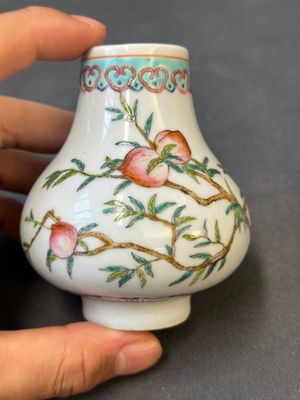 A small Chinese famille rose 'nine peaches' vase and an 'antiquities' vase, 19th C. — 照片 2
