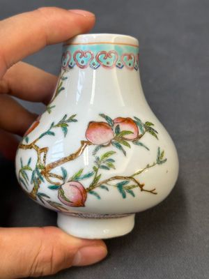 A small Chinese famille rose 'nine peaches' vase and an 'antiquities' vase, 19th C. — 照片 3