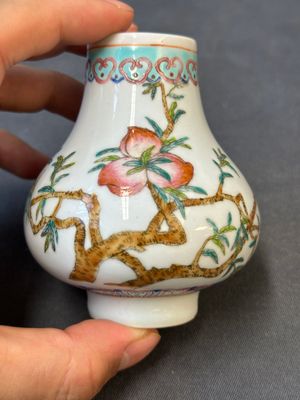A small Chinese famille rose 'nine peaches' vase and an 'antiquities' vase, 19th C. — 照片 4