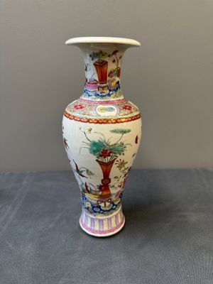 A small Chinese famille rose 'nine peaches' vase and an 'antiquities' vase, 19th C. — 照片 7