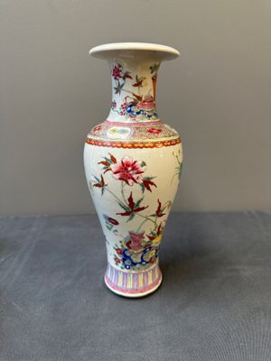A small Chinese famille rose 'nine peaches' vase and an 'antiquities' vase, 19th C. — 照片 8