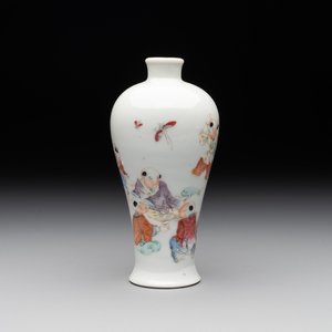 A small Chinese famille rose 'playing boys' 'meiping' vase, Republic — photo 1