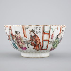 A small Chinese famille rose porcelain erotic subject bowl, 19th C. — photo 1
