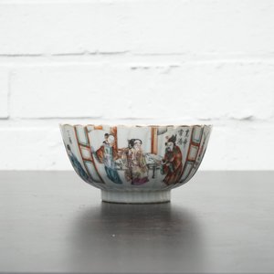 A small Chinese famille rose porcelain erotic subject bowl, 19th C. — photo 11