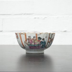 A small Chinese famille rose porcelain erotic subject bowl, 19th C. — photo 12