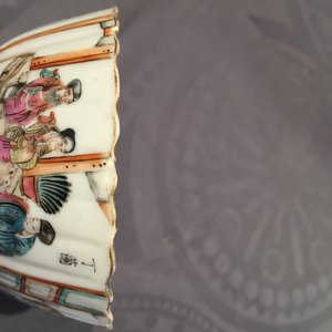 A small Chinese famille rose porcelain erotic subject bowl, 19th C. — photo 15