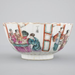 A small Chinese famille rose porcelain erotic subject bowl, 19th C. — photo 2